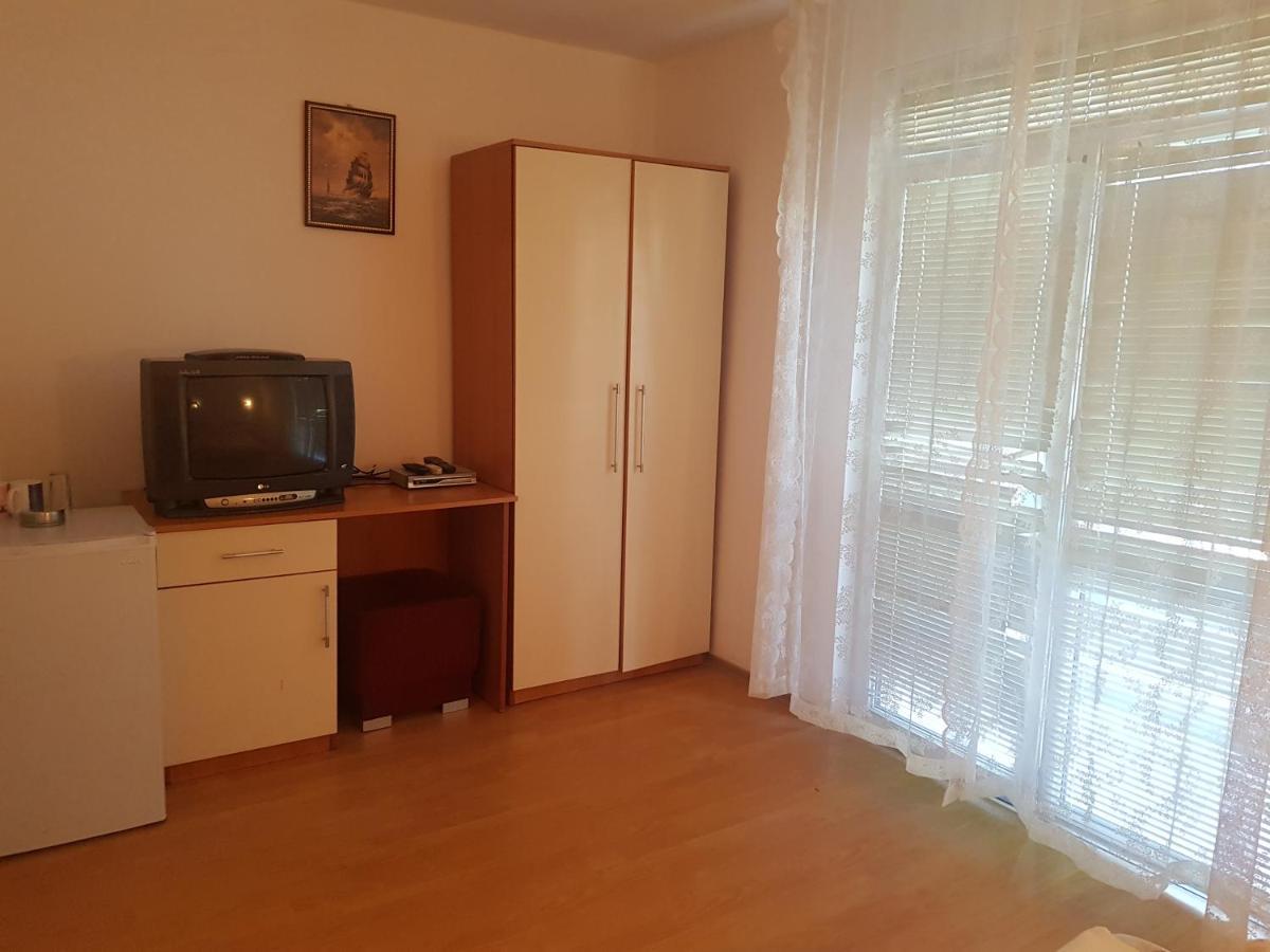 Теодор Νεσέμπαρ Εξωτερικό φωτογραφία